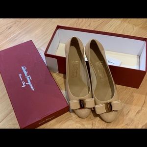 Brand new Ferragamo Vara in size 5